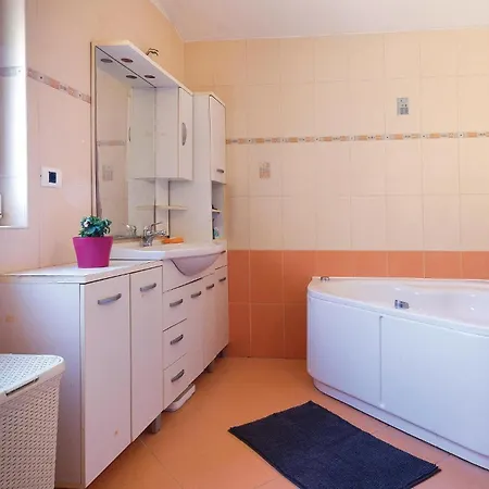 4 Bedroom Stunning In Apartment *
