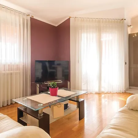 4 Bedroom Stunning In Apartment Pula