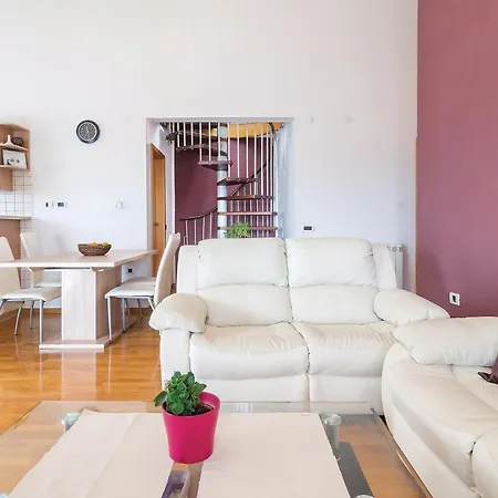 4 Bedroom In Apartmán Pula